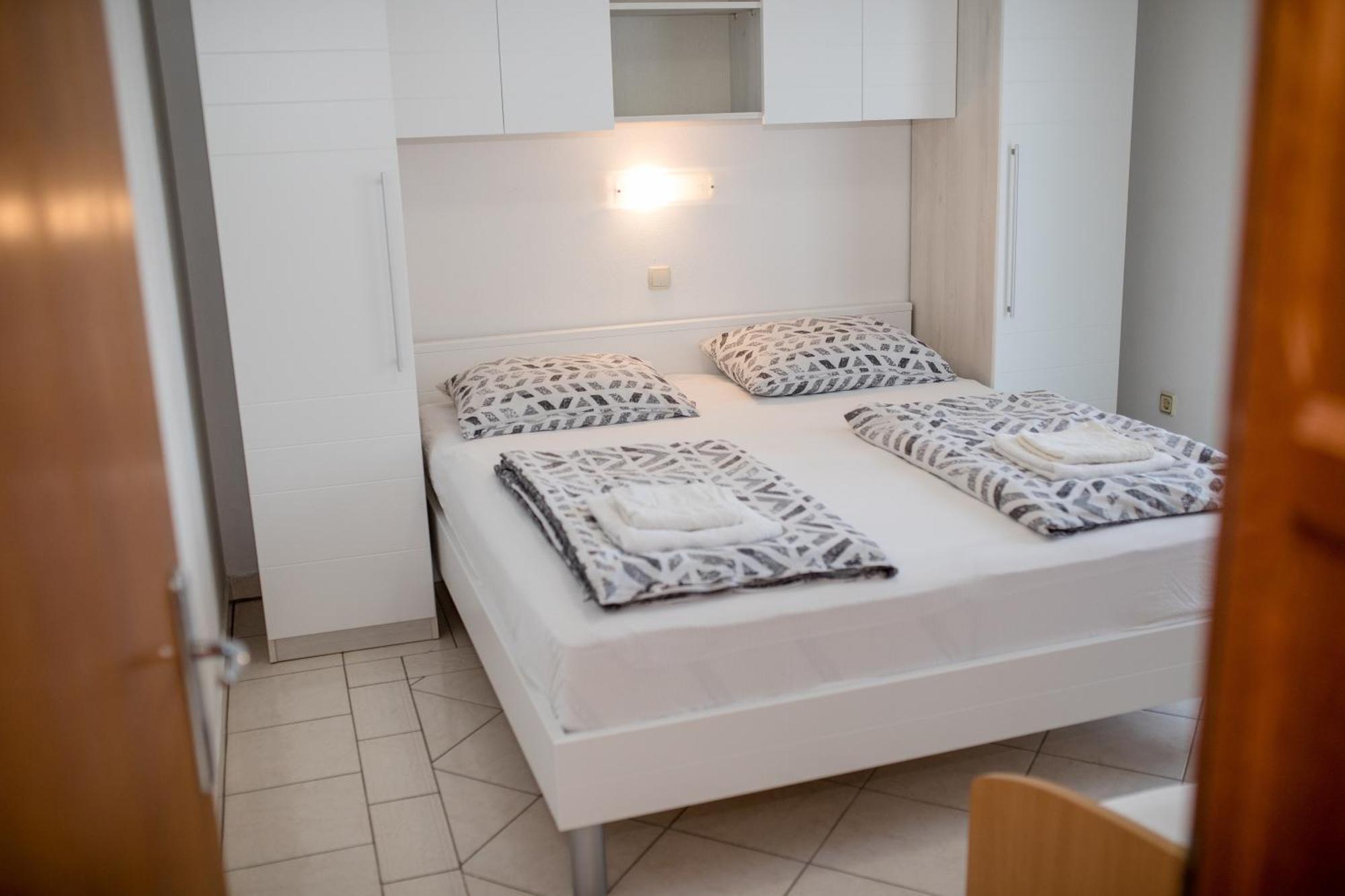 Apartments And Rooms By The Sea Supetarska Draga - Gornja, Rab - 11579 Room photo