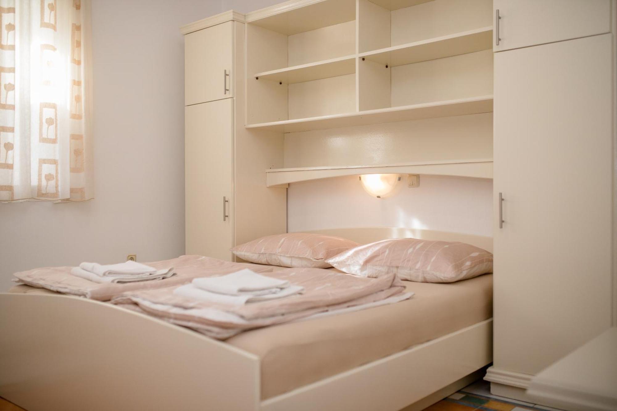 Apartments And Rooms By The Sea Supetarska Draga - Gornja, Rab - 11579 Room photo